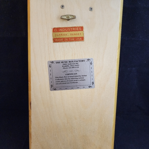 Vtg C. Industries Burl Wood Inlaid Wood Florals Music Box "Sunrise, Sunset" USA - Picture 12 of 17